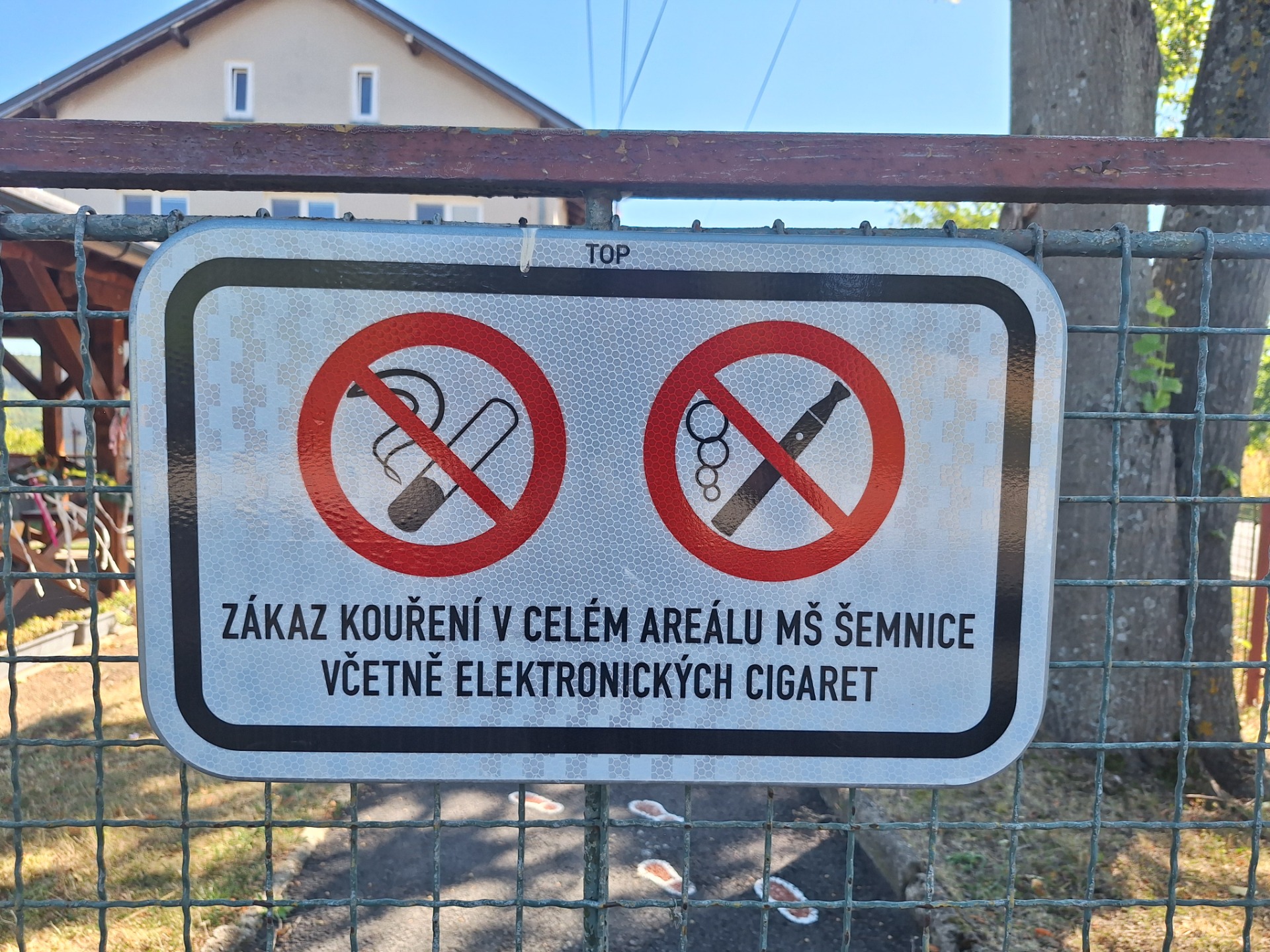 Tabule se zákazy, příkazy, bezpečnostním upozorněním či jiné infotexty